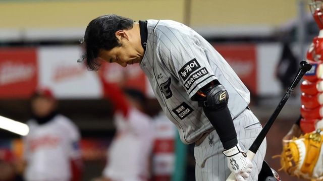 한화로 이적한 김강민이 지난 26일 인천 미추홀구 SSG랜더스필드에서 열린 신한은행 SOL뱅크 2024 KBO SSG과의 경기에서 SSG 홈팬들에게 90도 인사를 건넸다. 사진은 이날 팬들에게 인사를 건네는 김강민. /사진=한화 이글스 공식 인스타그램