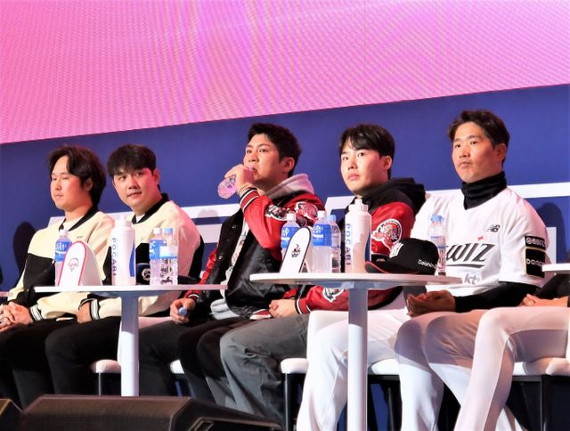 포카리스웨트가 '2024 신한 SOL뱅크 KBO리그'의 공식 음료로 활동하며 KBO와 25년 연속 인연을 이어가고 있다. /사진=동아오츠카