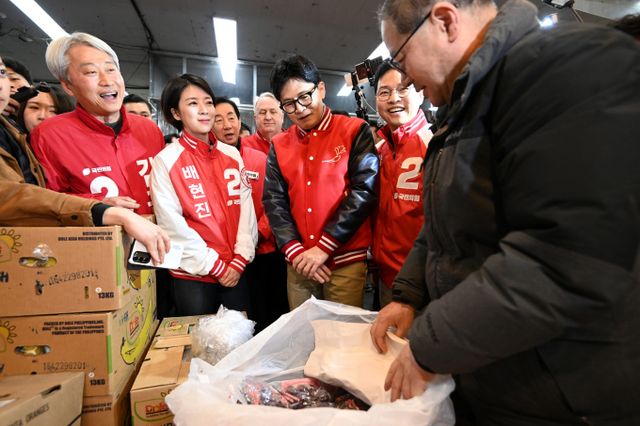 한동훈 국민의힘 비상대책위원장이 28일 서울 송파구 가락농수산물 시장에서 4·10 총선 공식 첫 선거운동을 시작했다. 사진은 한 위원장(오른쪽 두번째)이 28일 서울 송파구 양재대로 가락시장에서 가진 '국민의힘으로 민생살리기' 선거운동개시 민생현장 방문에서 배현진(송파을, 왼쪽 두번째)·박정훈(송파갑, 오른쪽 첫번째)·김근식(송파병, 왼쪽 첫번째) 후보 등과 함께 시민들과 인사를 나누는 모습. /사진=뉴시스(공동취재) 