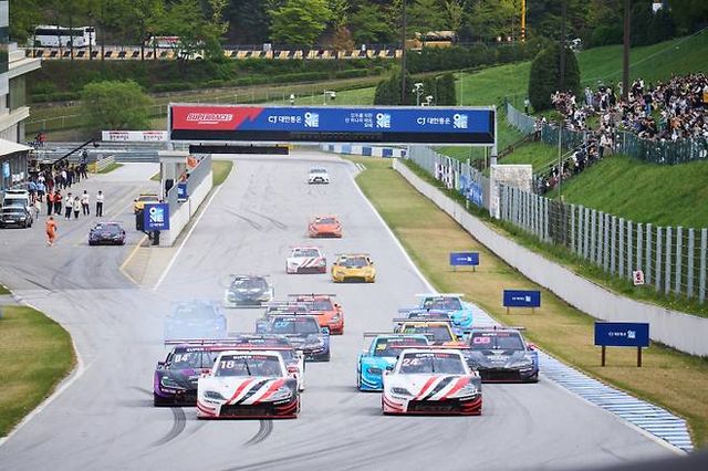 GR 수프라 카울이 적용된 슈퍼 6000 클래스 차량들이 스타트하고 있다. /사진=CJ슈퍼레이스