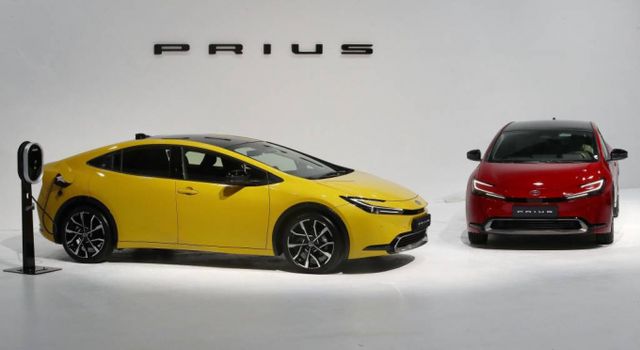 13일 서울 광진구 파이팩토리 스튜디오에서 토요타코리아가 5세대 프리우스를 공개하고 있다. 이번에 출시되는 5세대 프리우스는 하이브리드(HEV)와 플러그인 하이브리드(PHEV) 두 가지 파워트레인으로 출시되며 2.0리터 자연흡기 가솔린 엔진과 2세대 TNGA 플랫폼이 적용됐다. 2023.12.13/뉴스1 