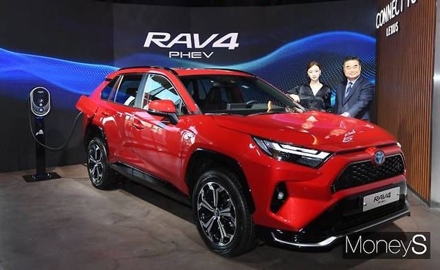 콘야마 마나부 한국도요타자동차 대표이사 사장이 21일 오전 서울 송파구 롯데월드몰 커넥트투에서 'RAV4 플러그인 하이브리드(PHEV)' 차량을 선보이고 있다. 2023.2.21 /사진=장동규 기자