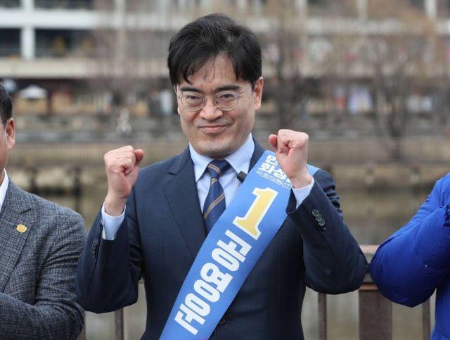 더불어민주당 공영운 예비후보가 6일 오후 경기 화성시 동탄호수공원에서 제22대 국회의원선거 화성을 출마 선언을 하고 있다. 2024.3.6/뉴스1