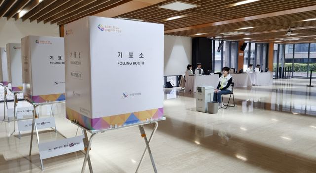 인천 논현경찰서는 인천 소재 한 행정복지센터에 마련된 4·10 총선 사전투표소에 불법 카메라를 설치한 혐의를 받는 용의자를 조사 중이다. 사진은 제22대 국회의원선거 재외국민 투표 첫날인 지난 27일(현지시각) 중국 베이징 차오양구 주중국대사관에 설치된 재외투표소의 모습. /사진=뉴시스