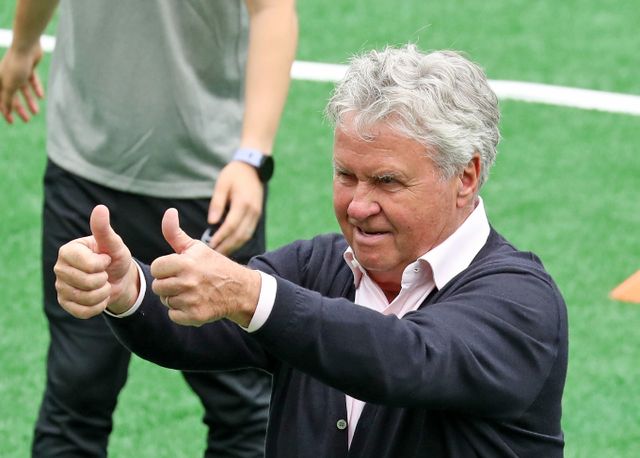 거스 히딩크 전 감독이 오는 31일 오전 10시30분 충남 천안 서북구 입장면 축구종합센터 건설 현장을 방문한다. 사진은 지난 2022년 6월 서울 마포구 서울월드컵경기장을 방문해 엄지를 들어올린 히딩크 감독. /사진=뉴스1