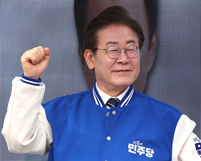 이재명 더불어민주당 대표 겸 상임공동선거대책위원장(오른쪽)이 30일 오전 서울 송파구 석촌호수 인근에서 송기호(송파을) 후보 지원유세를 하고 있다. / 사진=뉴스1 