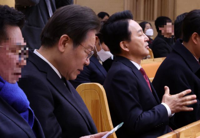 제22대 총선 인천 계양을에 출마한 이재명 더불어민주당 대표(왼쪽)와 원희룡 전 국토교통부 장관이 31일 오전 인천 계양구 가나안교회에서 열린 부활절 예배에 참석하고 있다. /사진=뉴스1