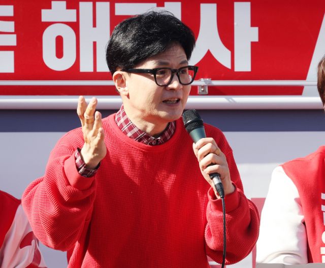 한동훈 국민의힘 총괄선거대책위원장이 31일 경기 성남시 분당구 오리역 광장에서 김은혜(성남분당을), 윤용근(성남중원), 장영하(성남수정) 후보의 지원 유세를 하고 있다. /사진=뉴스1