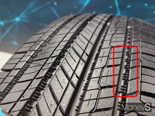 전기차용 타이어는 소음을 줄이기 위한 각종 기술이 집약된다. 금호타이어는 딤플을 추가해 노면 소음을 더 줄였다. 빨간 원 내 구조물. /사진=박찬규 기자