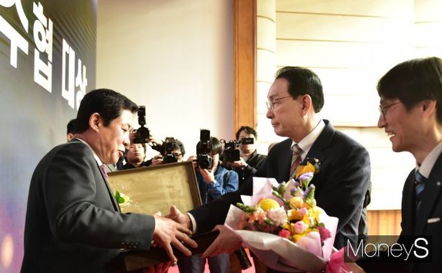 ▲ 수협대상 시상하는 노동진 수협중앙회장(오른쪽 두번째)