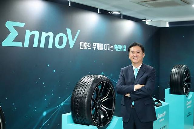 정일택 금호타이어 대표이사 사장이 15일 경기도 화성 자동차안전연구원에서 열린 ‘이노뷔 익스피리언스 데이’에서 신제품 이노뷔 프리미엄 앞에서 기념 촬영하고 있다. /사진제공=금호타이어