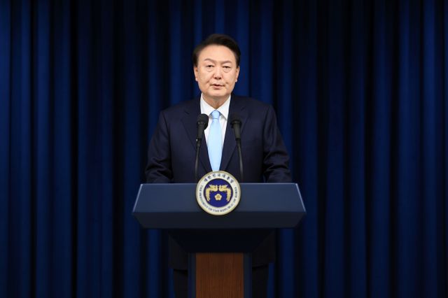 윤석열 대통령이 1일 오전 서울 용산 대통령실에서 ‘국민께 드리는 말씀’ 대국민 담화를 발표했다. /사진=뉴스1(대통령실 제공)