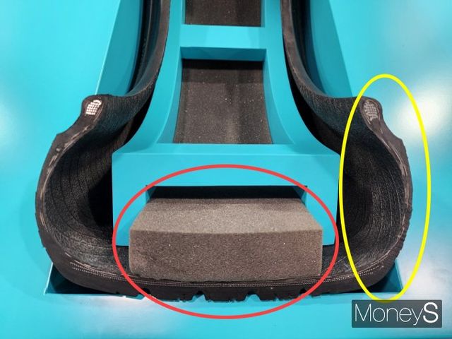 금호타이어 전기차용 타이어 이노뷔 내부. 빨간 원은 공명음을 줄여주는 흡음재, 노란 원은 고강성 지지대./사진=박찬규 기자