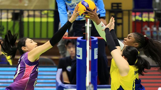 여자 프로배구 흥국생명이 1일 저녁 7시 인천 삼산체육관에서 현대건설과 2023-24 시즌 도드람 V리그 여자부 챔프전 3차전을 치른다. 사진은 지난달 28일 챔프전 1차전에서 흥국생명 에이스 김연경과 현대건설 에이스 모마가 볼 경합하는 모습. /사진=뉴스1