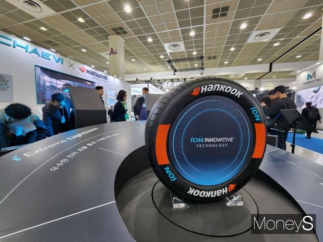 한국타이어는 지난달 열린 전기차 전시회 EV 트렌드 코리아에서 '아이온' 브랜드를 홍보했다. /사진=박찬규 기자