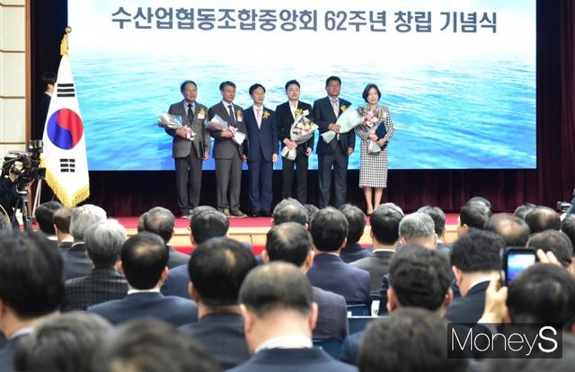 ▲ 장관표창 수상자들과 기념촬영갖는 송명당 해수부 차관