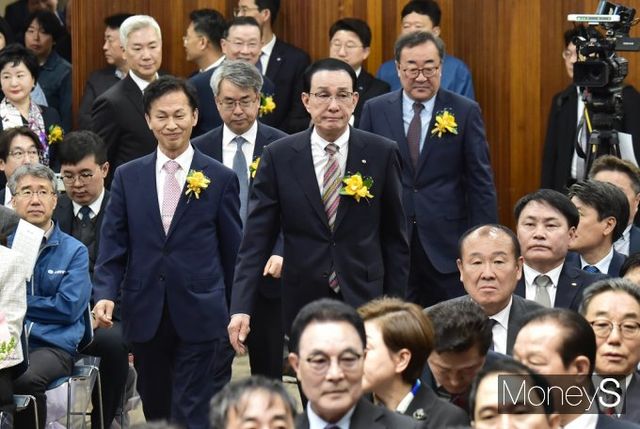 ▲ 수협 창립 62주년 기념식 참석하는 송명달 해수부 차관, 노동진 수협중앙회장 등 내외빈