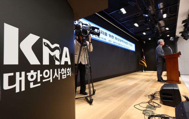 대한의사협회 비상대책위원회가 정부의 태도 변화가 없다면 협상 계획이 없다는 입장을 밝혔다. 김택우 대한의사협회 비상대책위원회 위원장이 지난 9일 서울 용산구 대한의사협회 회관 대강당에서 열린 의대정원 증원 저지를 위한 비상대책위원회 정례 브리핑을 하고 있다. /사진=뉴시스