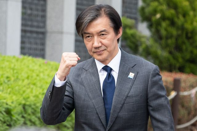 제22대 국회의원 선거에서 조국혁신당이 비례대표 의석수 12석을 차지했다. 사진은 조국 조국혁신당 대표가 지난 11일 서울 서초구 대검찰청 앞에서 열린 '검찰독재 조기종식 기자회견'에서 지지자들을 향해 주먹을 쥐어 보인 모습. /사진=뉴스1