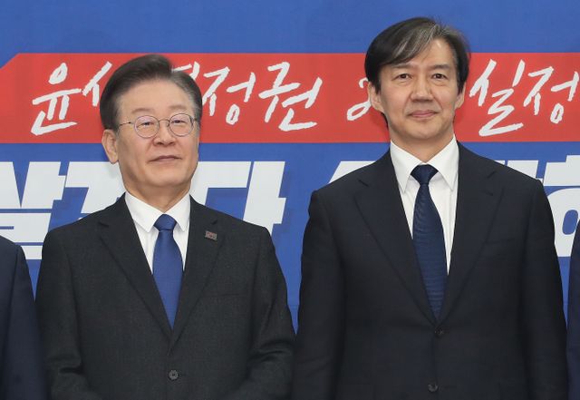 야권에선 조국 조국혁신당 대표가 이재명 더불어민주당 대표를 견제할 수 있는 차기 대선 후보로 거론한다. 사진은 이 대표(왼쪽)가 지난달 5일 서울 여의도 국회에서 조 대표를 접견하는 모습. /사진=뉴스1