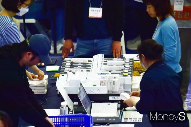 제22대 국회의원 선거 개표방송에서 MBC가 가장 높은 시청률을 차지했다. 사진은 지난 10일 서울 영등포구 도산로 영등포다목적배드민턴체육관에 마련된 개표소에서 투표용지를 분류하고 있는 선거관리위원회 관계자들. /사진= 머니S 