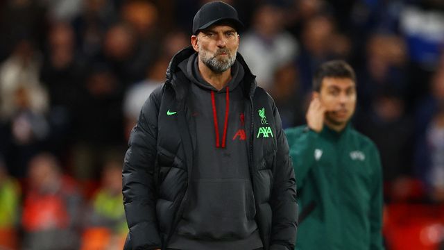 리버풀이 12일(이하 한국시각) 영국 리버풀 안필드에서 열린 아탈란타와의 유로파리그 8강 1차전 홈경기에서 0-3으로 대패했다. 사진은 이날 아탈란타전 터치라인에서 고민에 빠진 듯한 위르겐 클롭 리버풀 감독. /사진=로이터