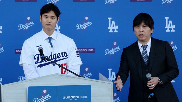 도박으로 4070만달러(약 557억원)를 잃은 오타니 쇼헤이(LA)의 전 통역사 미즈하라 잇페이가 오타니의 계좌에서 돈을 빼돌린 후 은행 측에 거짓말을 한 혐의로 기소됐다. 사진은 오타니 전 통역사 미즈하라(오른쪽). /사진=로이터