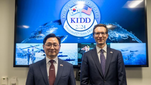 한국과 미국 국방부가 북한의 핵무기 사용을 가정한 도상훈련(TTX)를 실시하기로 했다. 사진은 조창래 국방부 국방정책실장과 미 합중국 국방부 일라이 래트너 인태안보차관보가 지난 11일(현지시각) 미국 워싱턴D.C에서 개최된 제24차 한미통합국방협의체(KIDD) 회의에 기념촬영하는 모습. /사진=뉴스1