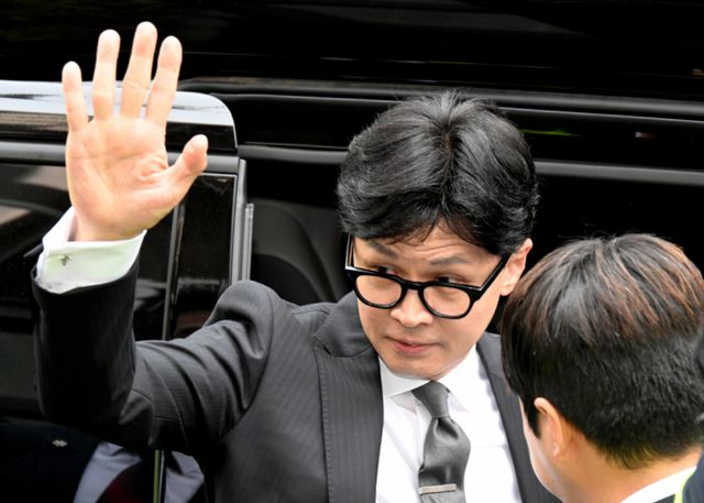  한동훈 국민의힘 비상대책위원장 겸 총괄선거대책위원장이 11일 오전 서울 여의도 중앙당사에서 총선 결과에 따른 위원장직 사퇴 입장을 밝힌 뒤 당사를 나서고 있다./사진=뉴시스