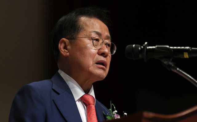 홍준표 대구시장이 11일 대구 달서구 정부대구지방합동청사에서 열린 제105주년 대한민국 임시정부 수립 기념식에서 기념사를 하고 있다./사진=뉴시스