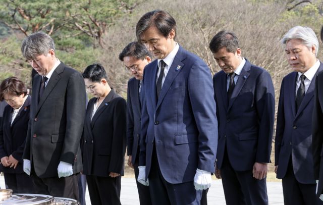 조국혁신당 조국 대표와 당선인들이 지난 12일 오전 서울 동작구 국립서울현충원을 찾아 헌화 분향 후 묵념하고 있다./사진=뉴시스