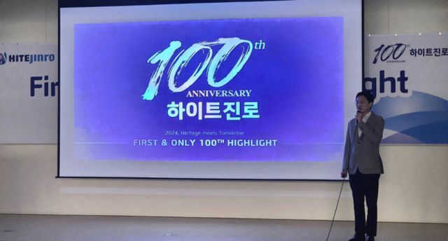 하이트진로 이천공장에서 정세영 하이트진로 커뮤니케이션팀 상무가 하이트진로의 100년 역사에 대해 설명하고 있다. /사진=하이트진로