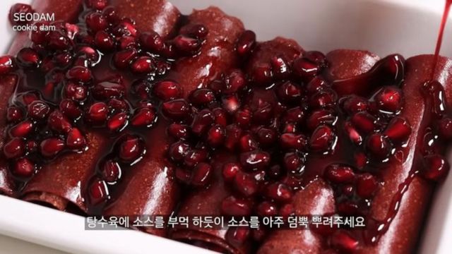  유튜브 채널 서담이 '이게 바로 외국에서 핫한 간식 라바삭 만들기'라는 제목의 영상을 올렸다. 라바삭은 해외에 이어 국내 유튜버들에게도 큰 인기를 얻고 있다. /사진=유튜브 채널 '서담' 캡처