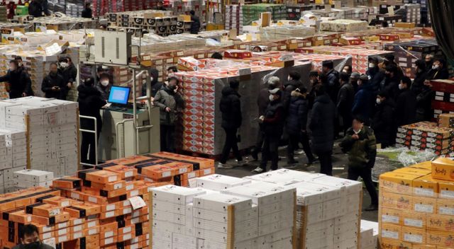 전국 32개 공영도매시장이 취급하는 총거래량의 40%가 가락시장에서 유통되고 있다. 사진은 가락시장 과일 경매 현장. /사진=뉴스1