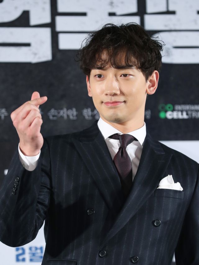 비가 김태희와 2017년 결혼한 이후 슬하에 두 딸을 두고 있는 가운데 새로운 소식을 전하겠다고 밝혔다. 배우 정지훈(비)가 8일 오후 서울 롯데시네마 월드타워 씨네파크에서 열린 영화 ‘자전차왕 엄복동' 쇼케이스에 참석해 포즈를 취하고 있는 모습으로 기사와 무관. /사진=뉴스1 