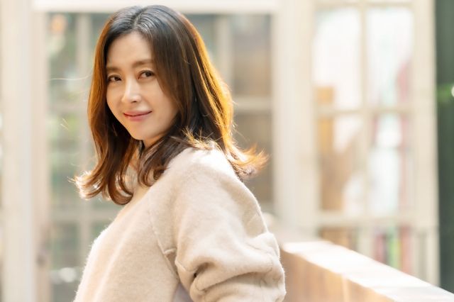 배우 송윤아가 부친상을 당했다. 사진은 지난 2020년 10월 영화 '돌멩이' 라운드 인터뷰에 참석한 배우 송윤아. /사진=머리꽃 제공