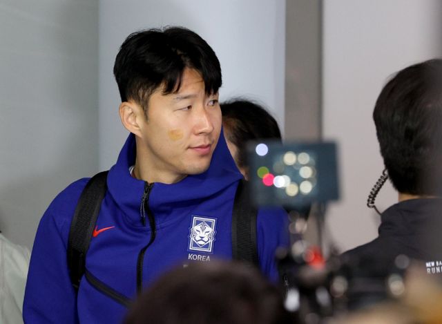 토트넘 캡틴 손흥민이 뉴캐슬과의 경기에서 슈팅0을 기록하며 실망스러운 활약을 보였다는 평가를 받는다. 손흥민이 22일 오후 인천국제공항 제2터미널을 통해 태국으로 출국하고 있는 모습으로 기사와 무관. /사진=뉴스1