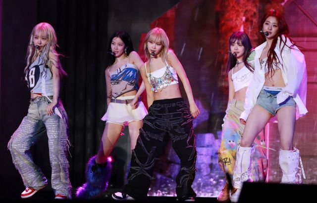 그룹 르세라핌의 '코첼라' 무대에 갑론을박이 이어지고 있다. 사진은 지난 2월 서울 고려대학교 화정체육관에서 진행된 미니 3집 '이지'(EASY) 발매기념 쇼케이스에서 신곡을 선보인 걸그룹 르세라핌. /사진=스타뉴스
