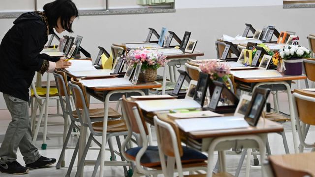 지난 2014년 4월16일 안개를 뚫고 무리하게 출항한 세월호가 침몰했다. 사진은 지난 15일 경기 안산시 4.16 민주시민교육원에 마련된 단원고 4.16 기억교실을 찾아 희생자들을 추모하고 있는 시민들. /사진= 뉴시스 