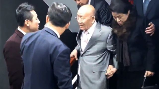 전두환·노태우 두 전직 대통령은 기소된 후 2년여 만에 특별사면돼 감옥에서 나왔다. 사진은 지난 2019년 12월12일 '12·12 사태' 40년째를 맞은 날, 전두환 전 대통령이 쿠데타 주역인 하나회 멤버들과 서울 강남에 위치한 고급식당에서 식사를 마치고 나오는 모습. /사진=뉴스1(정의당 제공)