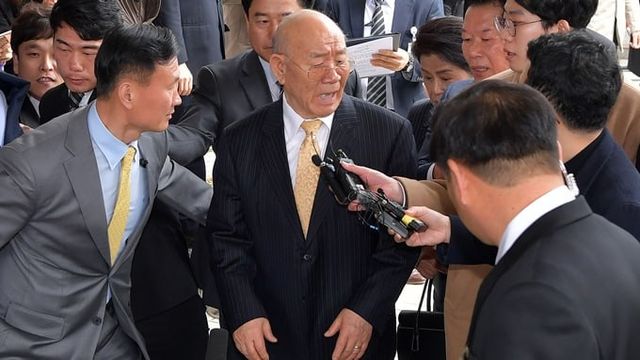 전두환 전 대통령은 끝내 5·18 유족에게 사과하지 않은 채 지난 2021년 사망했다. 사진은 지난 2019년 3월11일 사자명예훼손 혐의을 받는 전 전 대통령이 광주지법에서 열린 재판에 출석할 당시 기자들의 질문에 짜증을 내는 모습. /사진=머니투데이