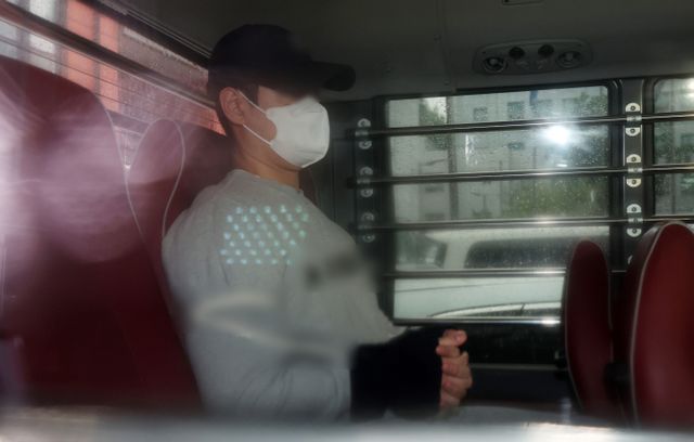 주차 문제로 시비가 붙자 흉기로 상대방을 위협한 일명 '람보르기니남'이 1심에서 실형을 선고받았다. 사진은 20일 오전 서울 강남경찰서에서 서울중앙지검으로 송치되는 30대 남성 A씨. /사진=뉴시스