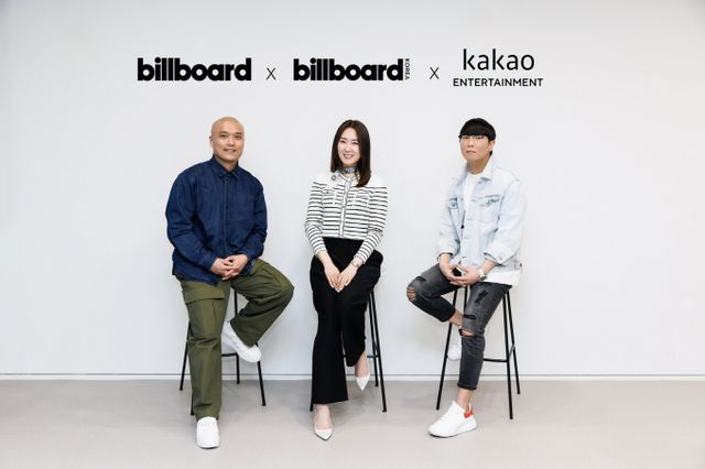 카카오엔터테인먼트(이하 카카오엔터)가 빌보드와 손잡고 K팝 글로벌 확산에 나선다. 마이크 반(Mike Van) 빌보드 사장, 김유나 빌보드코리아 발행인, 장윤중 카카오엔터테인먼트 공동대표(왼쪽부터). /사진=카카오엔터 제공