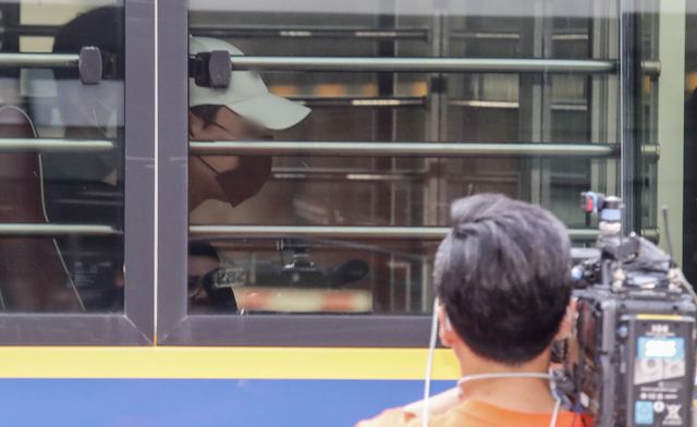 경찰이 이른바 '압구정 롤스로이스 사건' 가해자의 지인을 언급하지 않는 조건으로 현금 3억원을 받은유튜버를 검찰에 넘겼다. 사진은 지난해 8월18일 오전 검찰로 송치되기 위해 서울 강남구 강남경찰서에서 호송차를 타고 이동하는 '압구정 롤스로이스 사건' 가해자 20대 남성. /사진=뉴스1