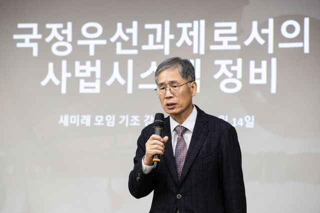 신평 변호사가 한동훈 전 국민의힘 비대위원장이 오는 6월 초 열릴 것으로 보이는 전당대회에 출마하지 말 것을 권했다. 사진은 지난 2022년 12월 서울 여의도 국회 의원회관에서 열린 국민의힘 공부모임 '혁신24 새로운 미래'에서 강연하고 있는 신평 변호사. /사진= 뉴스1