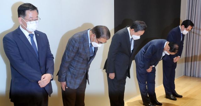 2022년 10월 허영인 SPC그룹 회장(가운데)을 비롯한 계열사 관계자들이 SPL에서 발생한 사고 관련 대국민 사과 및 재발방지 대책 기자회견에서 고개 숙여 사과하고 있다. /사진=뉴스1