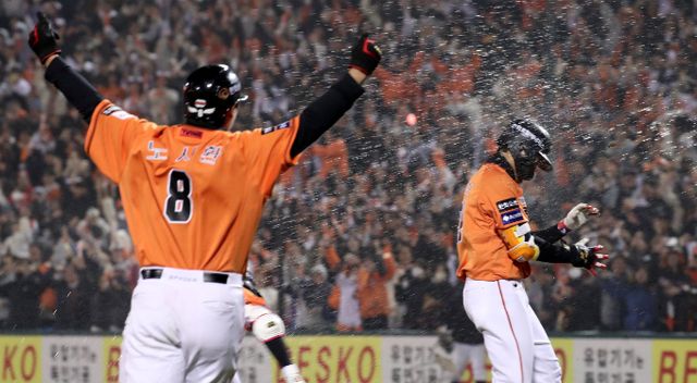 한화 이글스가 2일부터 오는 4일까지 3일 동안 대전 한화 이글스 파크에서 롯데 자이언츠를 상대로 KBO리그 3연전을 치른다. 사진은 지난달 29일 KT전을 승리한 한화 선수들이 기뻐하는 모습. /사진=뉴스1