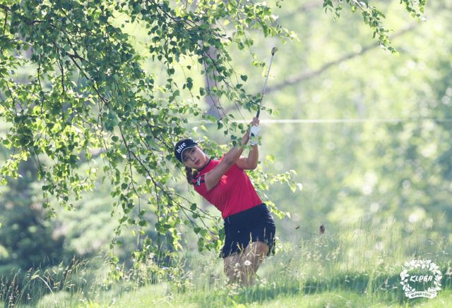 징계가 끝난 윤이나가 KLPGA 투어 두산건설 위브 챔피언십에 출전한다. t사진은 러프에서 윤이나의 트러블 샷 모습. /사진= KLPGA