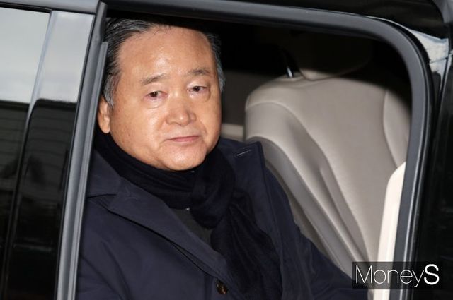 파리바게뜨 제빵기사에 노조 탈퇴를 강요했다는 혐의를 받는 허영인 SPC그룹 회장이 여러 차례 소환조사에 불응하면서 검찰에 체포됐다. 사진은 지난 2월 서울 서초동 서울중앙지방법원에서 법정을 나서는 허 회장. /사진=임한별 기자