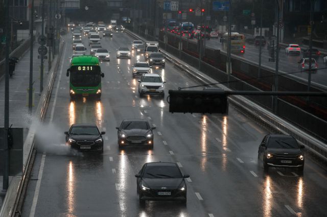 전국 대부분 지역에 비가 내리면서 고속도로가 평소보다 한산한 모습을 보일 전망이다. 사진은 기사내용과 무관. /사진=뉴시스